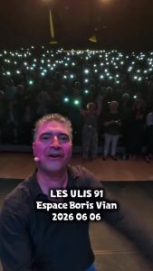 L'humoriste José Cruz sur la scène de l'Espace Boris Vian des Ulis, le 6 juin 2026, devant une salle éclairée par les téléphones du public